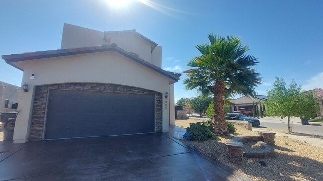 Building Photo - Backyard Oasis!!! Beautiful 4 bedroom 2.5 bathroom 2 story home on corner lot!