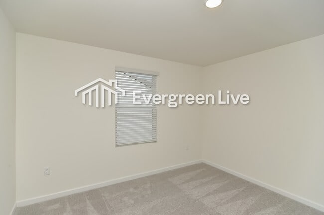 Photo - 154 Snowdrop Ave