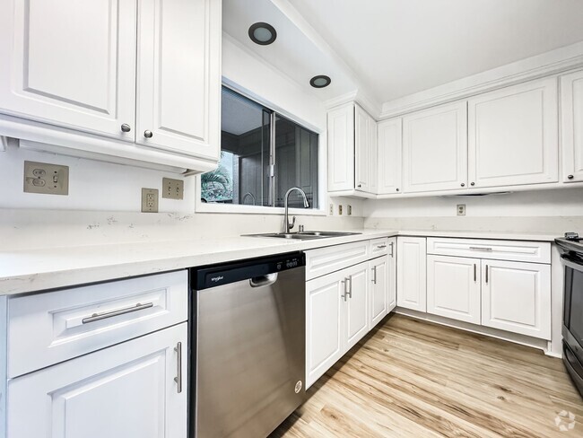 Building Photo - Newly Renovated 3/2.5 Club View Gardens in... Rental