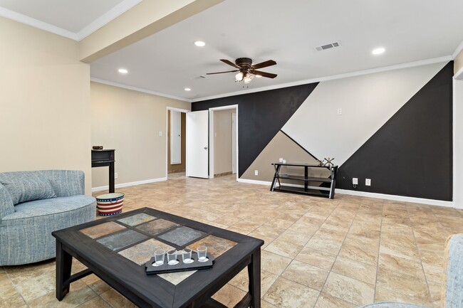 Photo - 340 Maxwell Dr