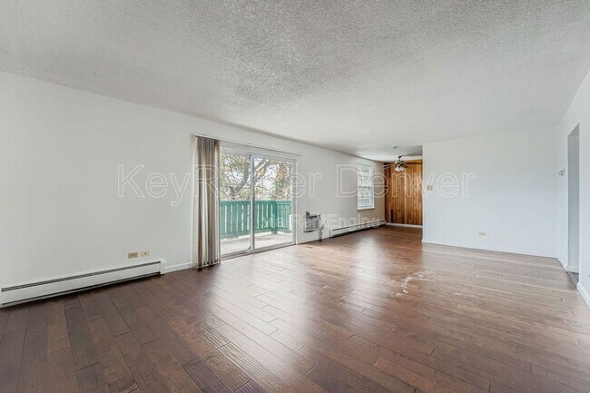 Photo - 2120 S Vaughn Way Unidad 202