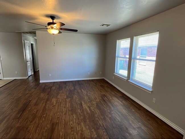 Photo - 4 Bedroom 2 Bath Duplex in Mustang! $1270 Per month!
