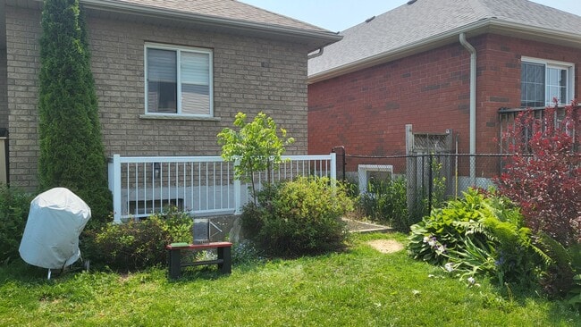 Vue arrière (clôture en bois installée après la prise de cette photo) - 63 Georgian Meadows Dr Unité Main Level Legal