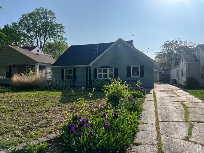 Building Photo - Completely Updated 3 Bedroom 2 Full Bath Rental