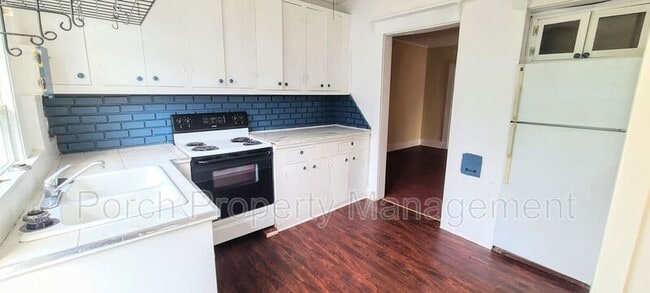 Building Photo - 320 N Barcelona St Unit 5