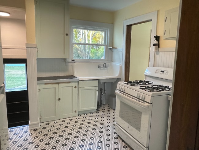 Photo - 208 W 3rd St