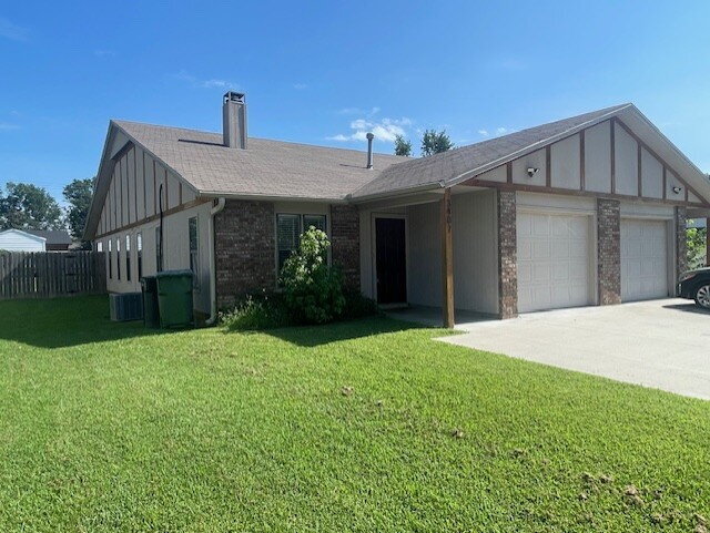 Building Photo - "Spacious 3-Bed, 2-Bath Duplex Retreat in ... Rental