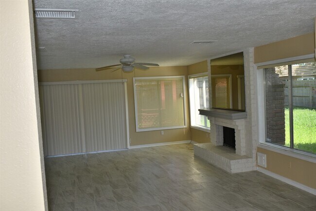 Photo - 2930 Colony Dr
