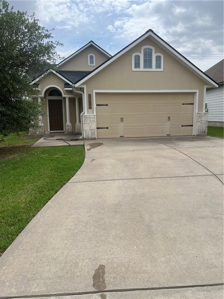 Building Photo - 2810 Silver Oak Dr