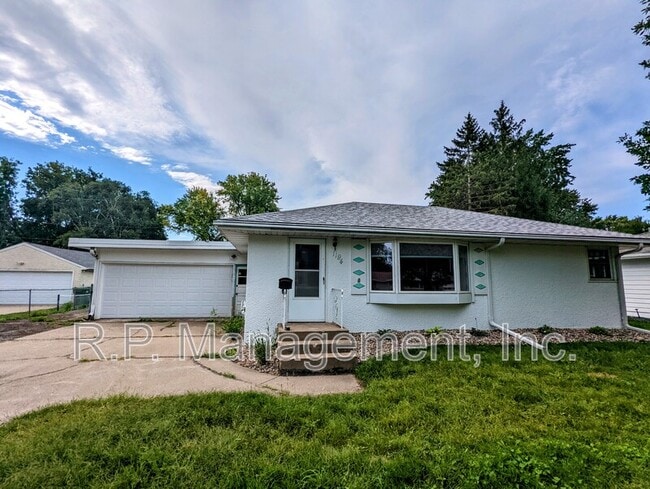 Photo - 1194 Laurie Rd W