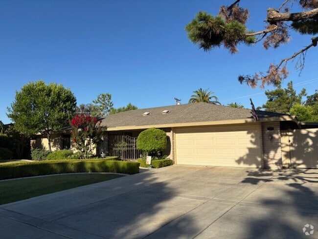 Building Photo - Stockdale Country Club Beauty – Paid Solar... Rental