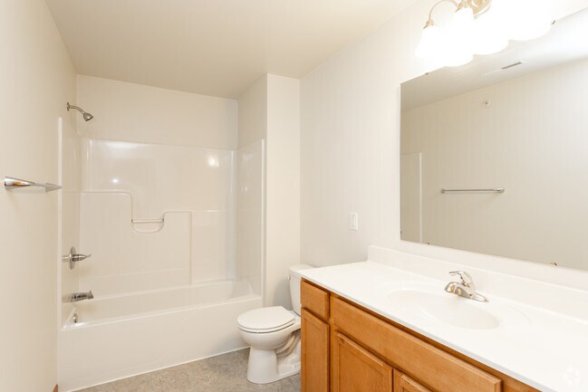 2BR, 2BA - 903 SF - Bathroom - Willow Ridge