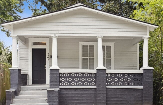 Building Photo - Large 3BR/2BA Near Downtown Savannah Home For Rent