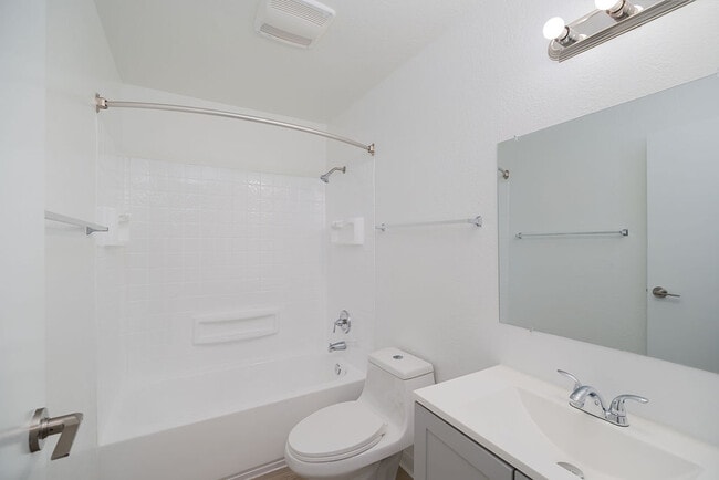 Photo - Lynwood Knolls