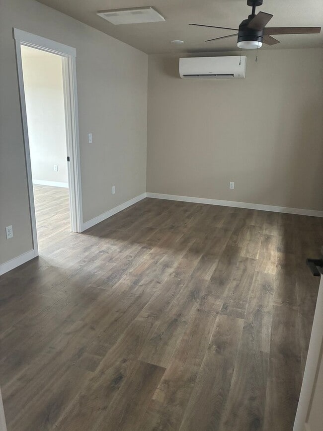 Photo - Modern 1 Bedroom, 1 Bath In White City Utilities Included