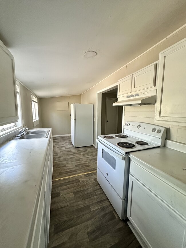 Photo - 925 Woodward Rd