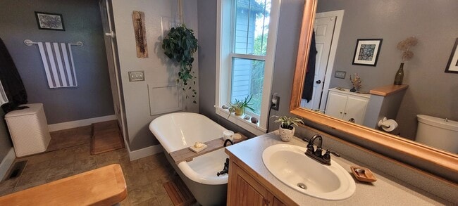 Photo - 716 Edgewood Pl