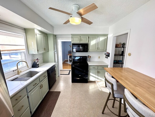 Photo - 4147 Yates Ave N