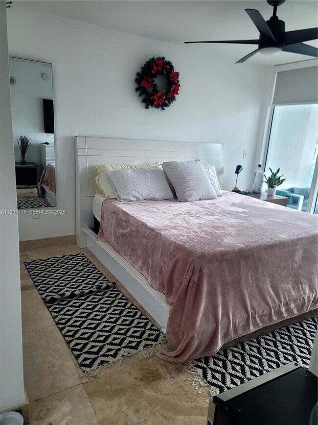 Building Photo - 31 SE 5th St Unit 1402