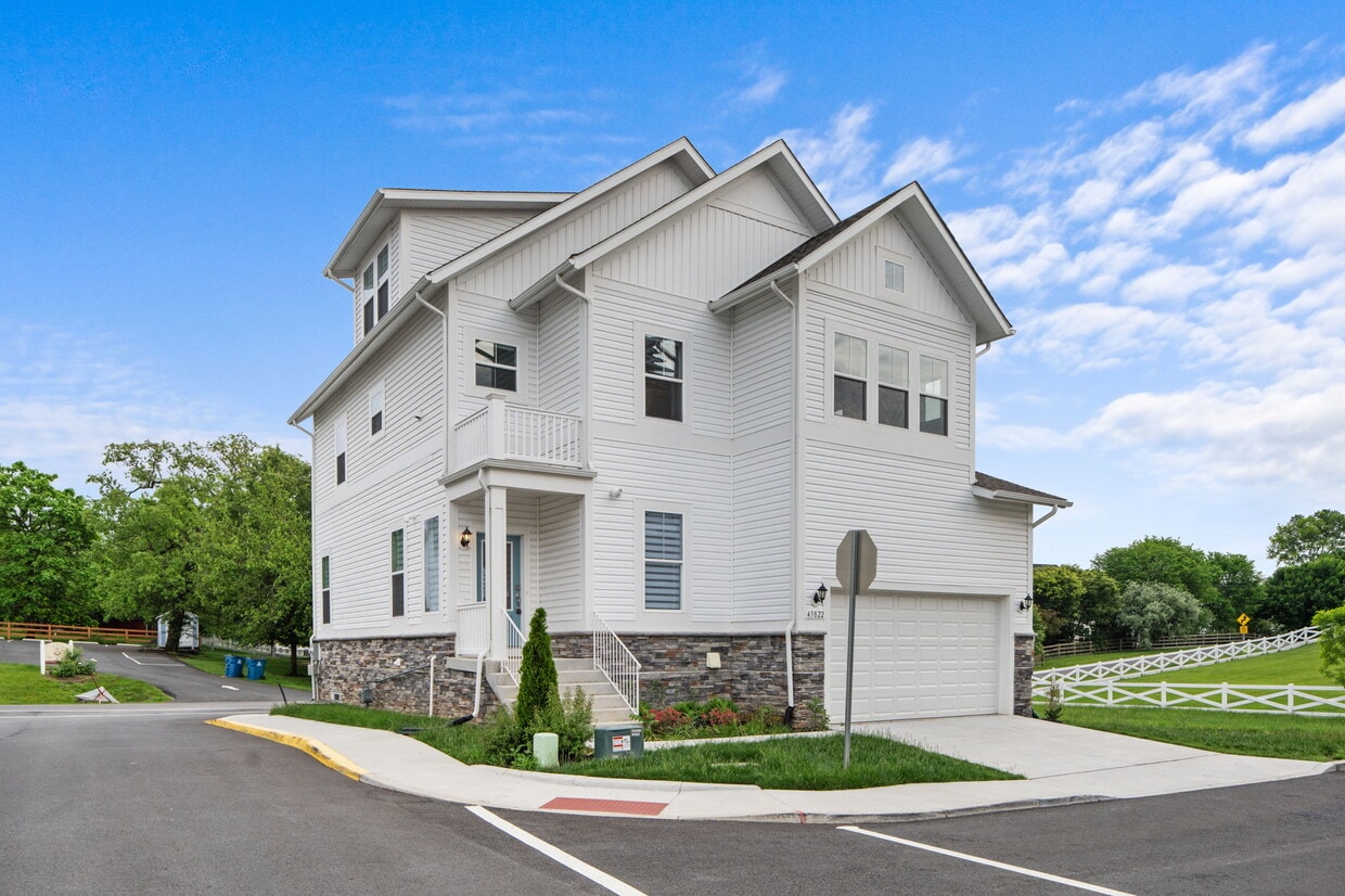 Photo - 43822 Jenkins Ln (Ashburn, VA)