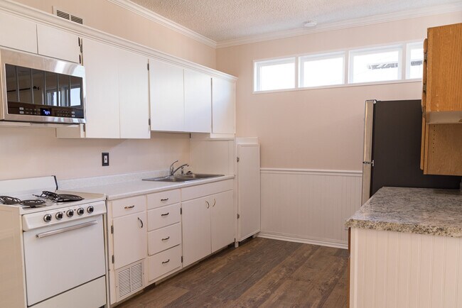 Photo - 398 SW 12th St