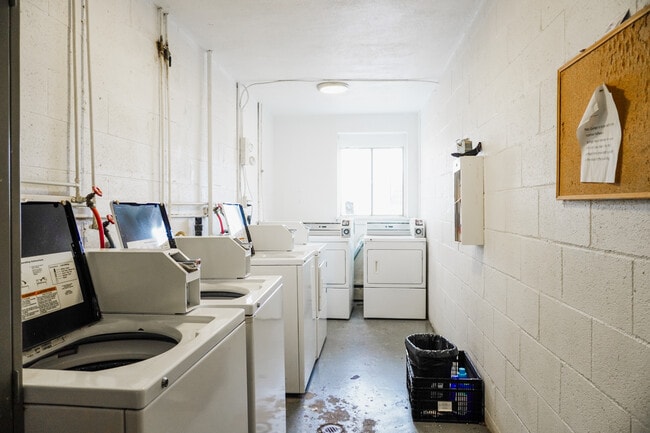 Photo - 2448 Carling Ave Unité 206