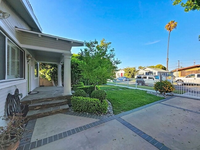 3819 S Van Ness Ave