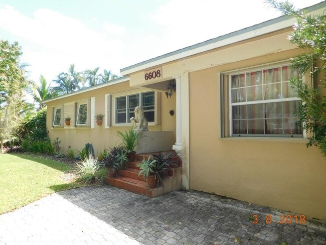 Building Photo - 6608 SW 65th St Rental