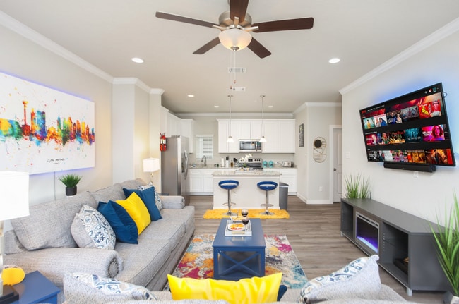 Vista desde el balcón a la cocina y al desayunador - 850 E Erie Ave