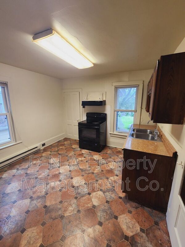 Photo - 810 Monroe St