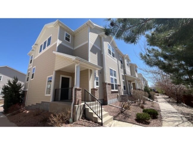 Building Photo - Beautiful updated Townhome with lots of natural light!