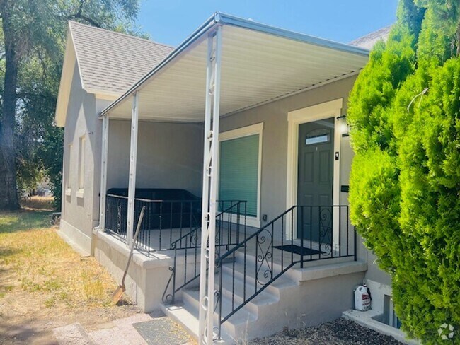 Building Photo - Beautifully remodeled home