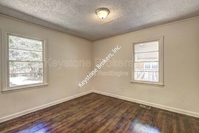 Photo - 2128 Knightsbridge Rd