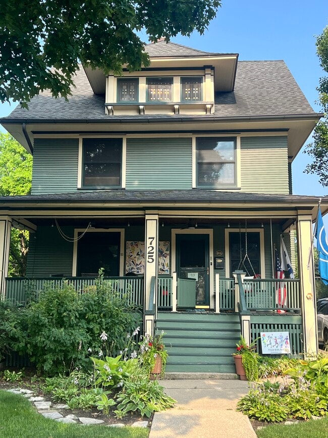 Building Photo - 725 Woodbine Ave