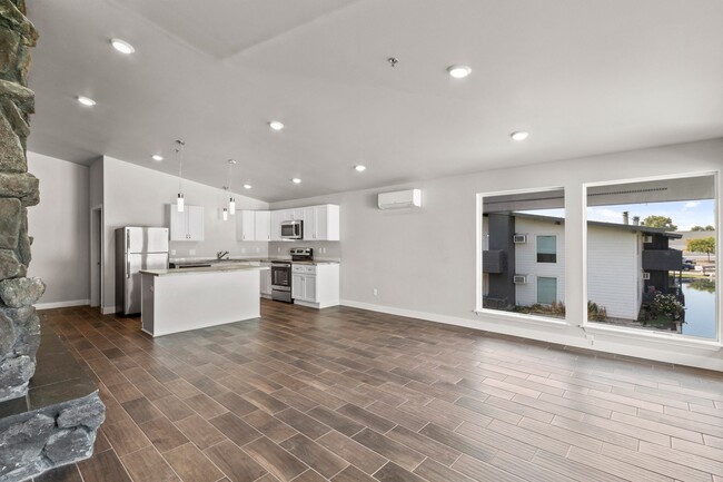 Interior Living Room at Lakeside Apartments in Kennewick, WA - Lakeside Apartments