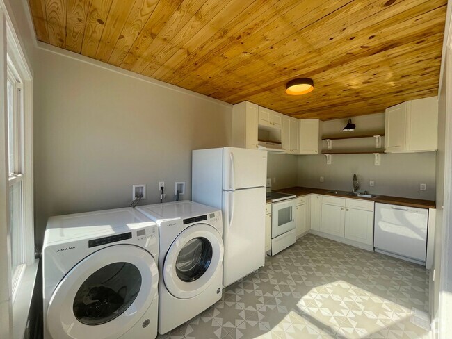 Building Photo - Centrally Located 1 bedroom 1 bath -  wate... Unit Apt 4