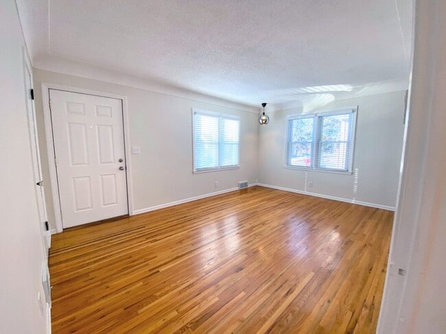 Living Room - Spacious open layout, perfect for entertaining - 710 Sheridan Avenue North