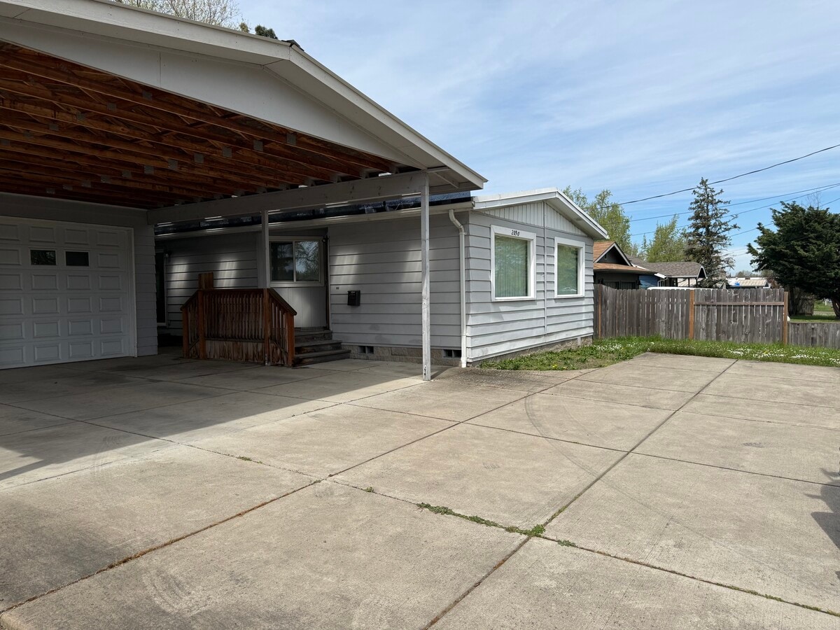 Photo - 2090 Chambers St