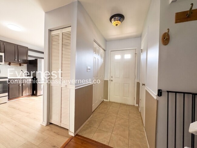 Photo - Spacious Town Home with Modern Amenities / 3 Beds & 2.5 Bath / Available Now!