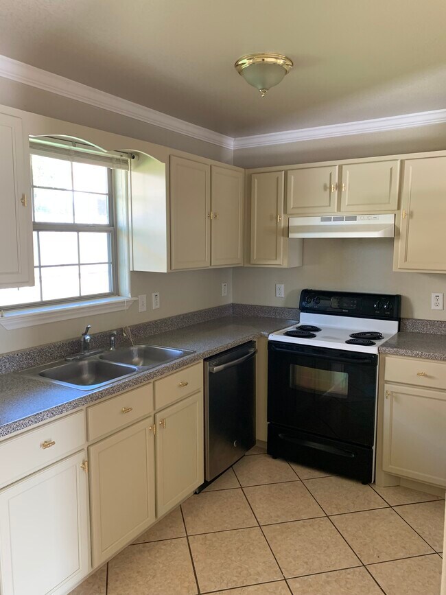 121 Ramon Cardenas Dr Unit D