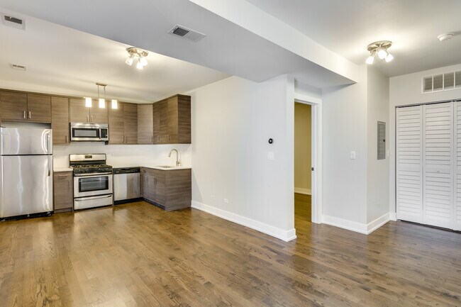Photo - 1418 W Blackhawk St Apartments Unit 1rF