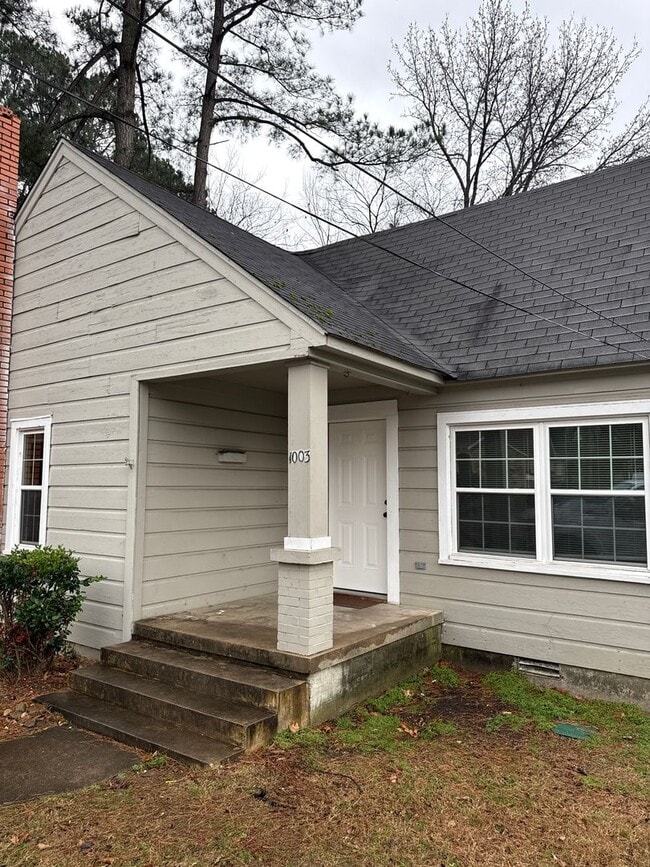 Building Photo - 1003 N El Paso Ave