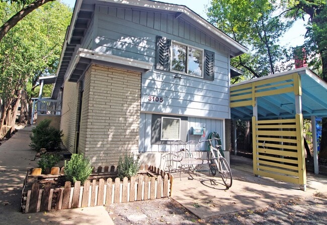 Building Photo - 5Bed/2.5bath with two kitchens, fenced yar... Rental