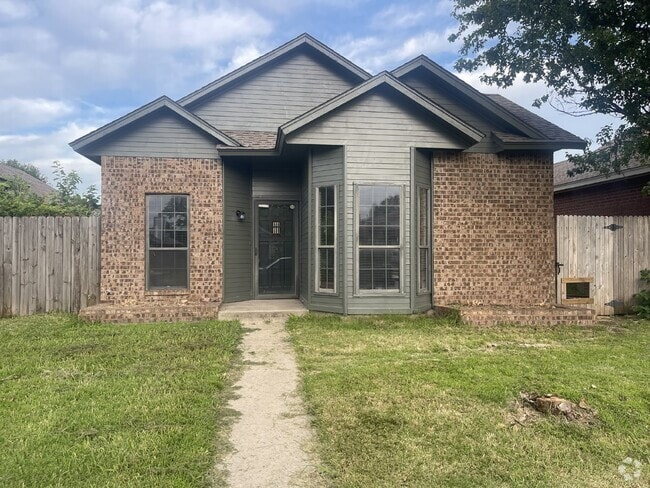 Building Photo - 2-Bedroom Home with 2-Car Garage