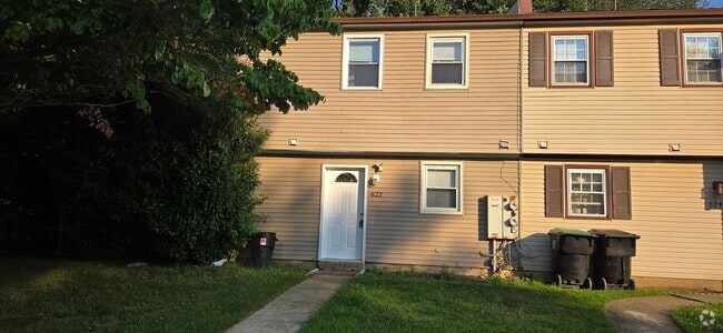 Building Photo - Spacious 3 Bedroom 1.5 Bath Townhome for RENT