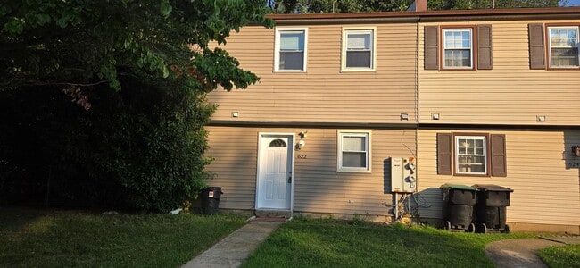Spacious 3 Bedroom 1.5 Bath Townhome for RENT - Spacious 3 Bedroom 1.5 Bath Townhome for RENT