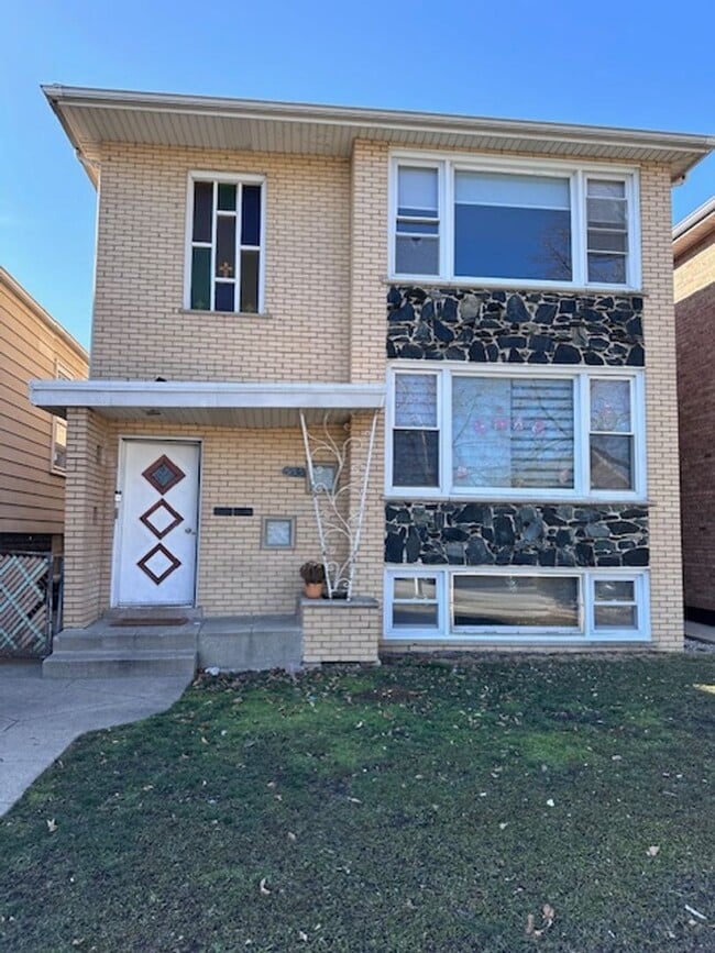 Building Photo - 4536 S Springfield Ave Unit Basement Front