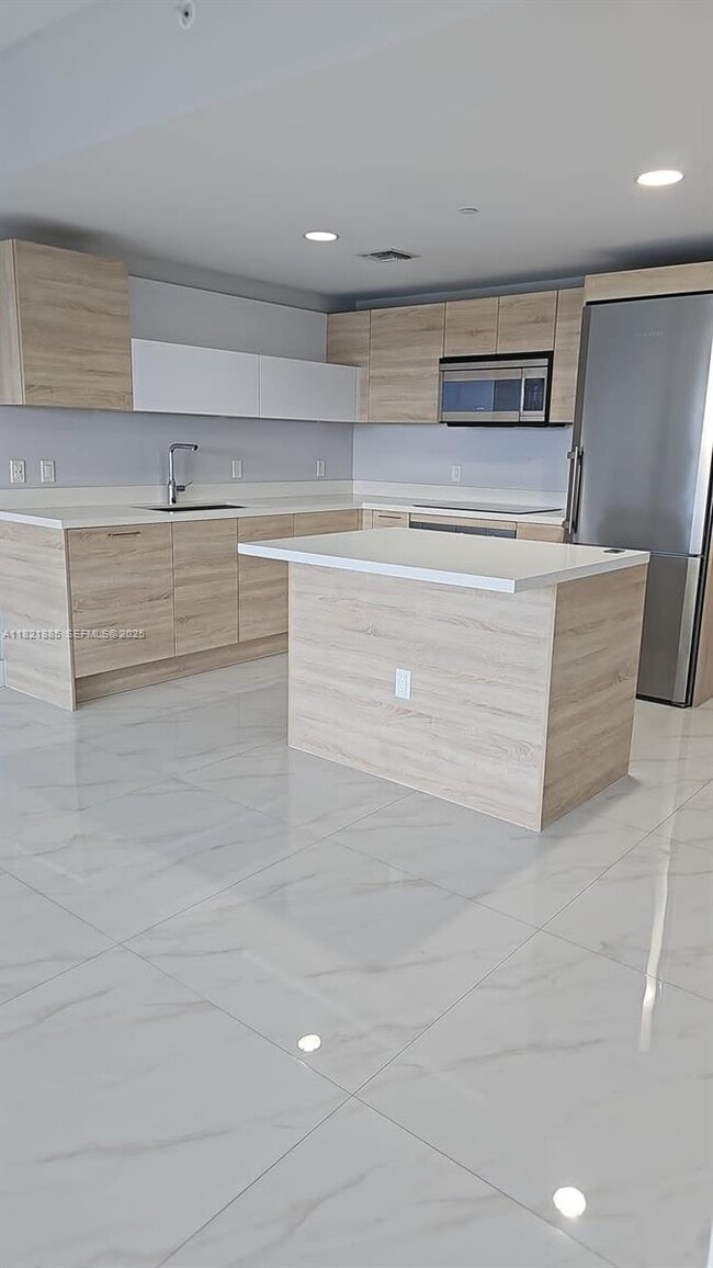 Building Photo - 16385 Biscayne Blvd Unit 902