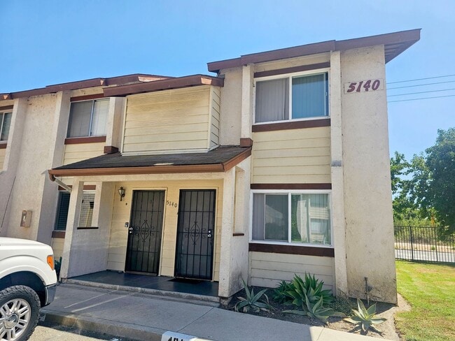 Building Photo - 2 bed/ 1.5 bath Townhouse with private garage