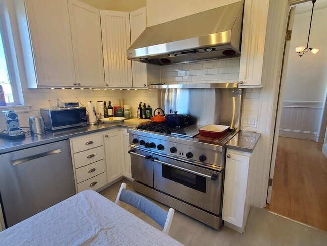 Photo - Noe Valley Beautifully Updated Top Floor Two Bedroom w. Chef's Kitchen and Laundry